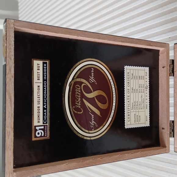 Cubano Wooden Cigar Box - Picture 6 of 10